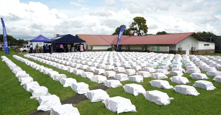 Incauta Panamá 13.5 toneladas de cocaína en un barco y captura a una decena de extranjeros