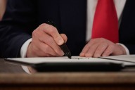 Donald Trump firma ley que ordena la publicación de los archivos Epstein