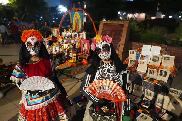 Mexican Americans mark modern Day of the Dead