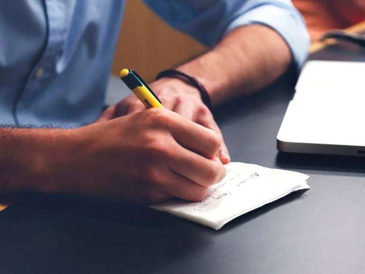 “Quedarse en Pampa y la vía”: historia y sentido real de una frase bien porteña