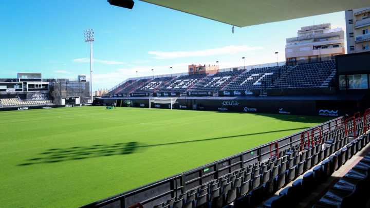 Muere un aficionado del Ceuta durante el partido de Segunda División ante el Almería