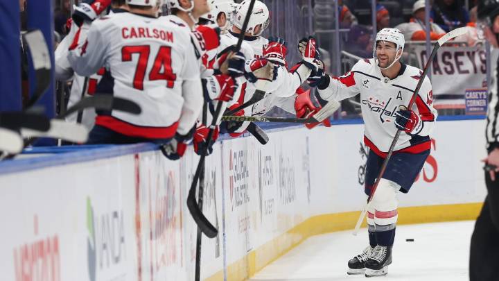 Wilson scores twice, Capitals hold off Islanders for 4th straight win