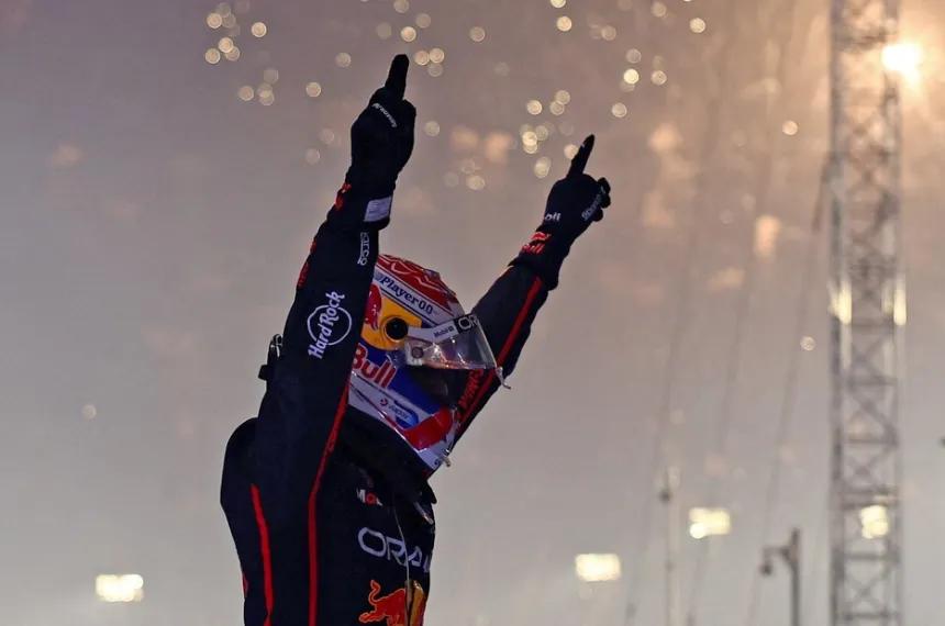 Verstappen ganó y ahora la F-1 se define en la última carrera