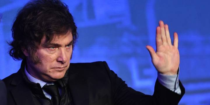 Milei llegó a Miami para disertar en una cumbre global de liderazgo y participar en la gala de la CPAC