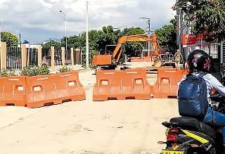 Gobernación hace pavimentación de una calle en lote privado en Sector Líbano 2000