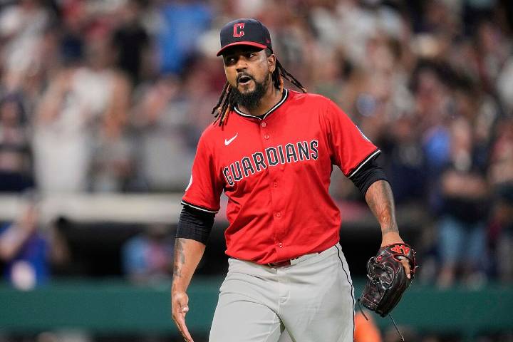 El mensaje de Emmanuel Clase a un apostador para justificarse tras un error que compromete al jugador de los Guardians