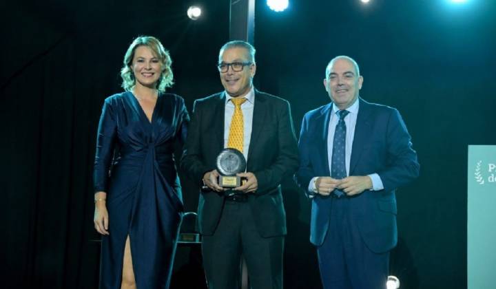 El periodista y editor tinerfeño Antonio Salazar recibe el premio Tribuna 2025