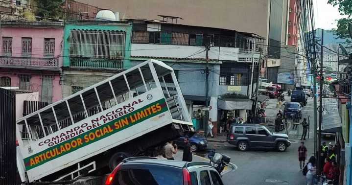 Reportan colisión de camión de la GNB en Caracas