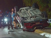 Choque y volcadura sobre la Teófilo Borunda; dos lesionados