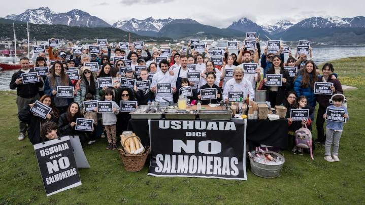 Ushuaia: fuerte protesta de chef y pescadores ante la posible reactivación de las salmoneras en la provincia