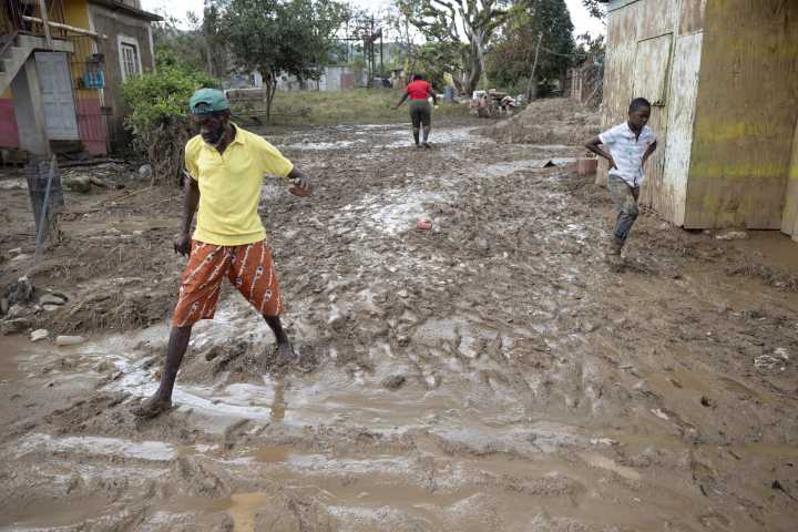 La lucha por salvar algo en un pueblo cubierto de lodo en las montañas de Jamaica