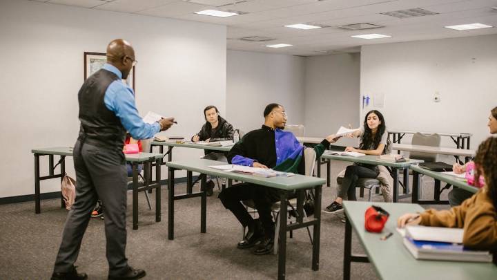 Curso gratuito de inglés y habilidades empresariales para emprendedores inmigrantes en Boston