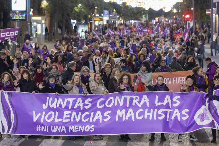 Murcia | Más de un millar de voces moradas claman en Murcia contra la violencia de género
