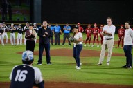 Mara Lezama lanza primera bola en la Gran Final del torneo Rising Stars 2025