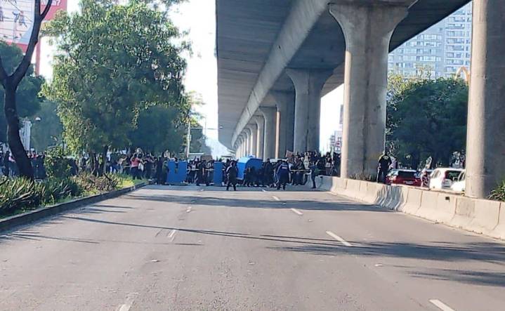 Estudiantes de la Universidad Pedagógica Nacional bloquean Periférico Sur; protestan contra rectora de la institución