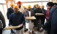 Arvind  Kejriwal, Punjab CM Mann Join Sangat in Srinagar Gurdwara
