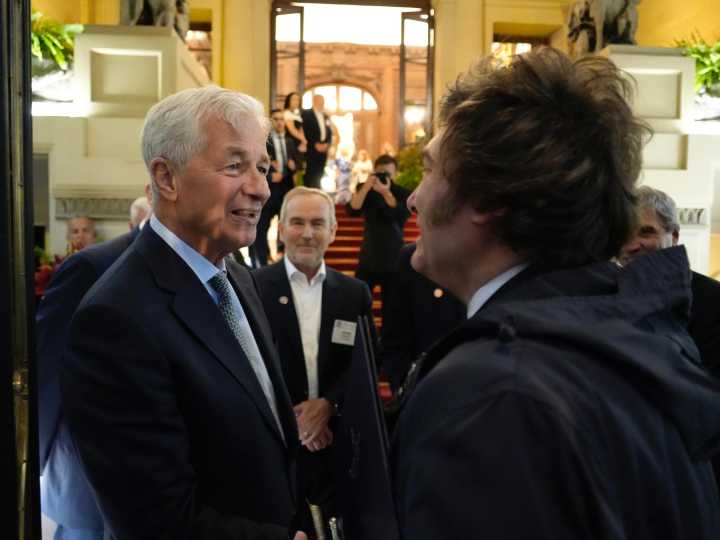 El CEO de JP Morgan elogió a Milei y dijo que “quizás no sea necesario” un préstamo bancario: "Hay grandes empresas que quieren invertir en Argentina"