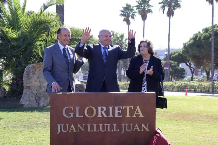 El alcalde inaugura la glorieta dedicada a Juan Llull Juan, presidente de Hipotels