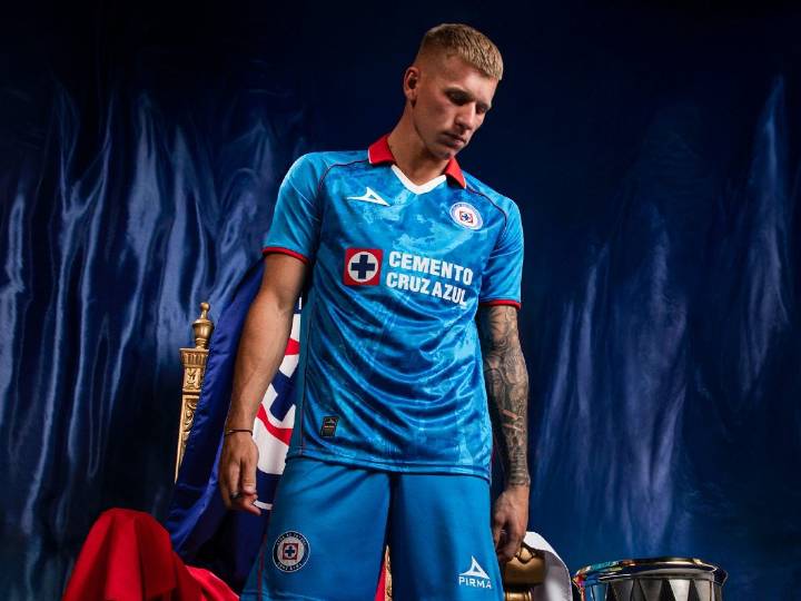El nuevo uniforme de Cruz Azul desata comparaciones con Ludovico P. Luche