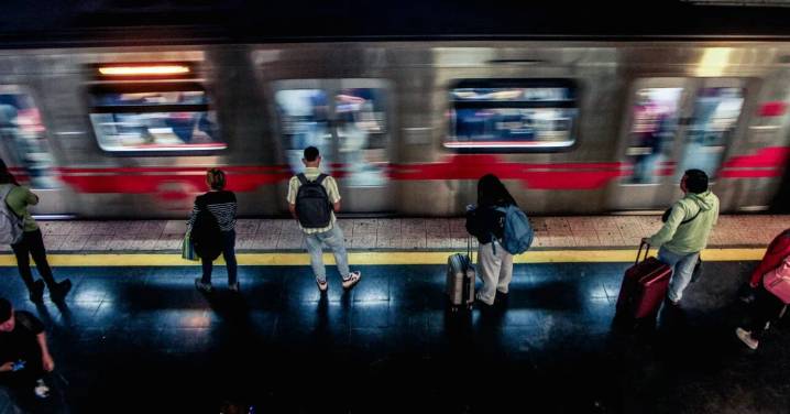 Metro de Santiago funcionará hasta las 2:30 am este sábado por la Teletón: Revisa las 11 estaciones