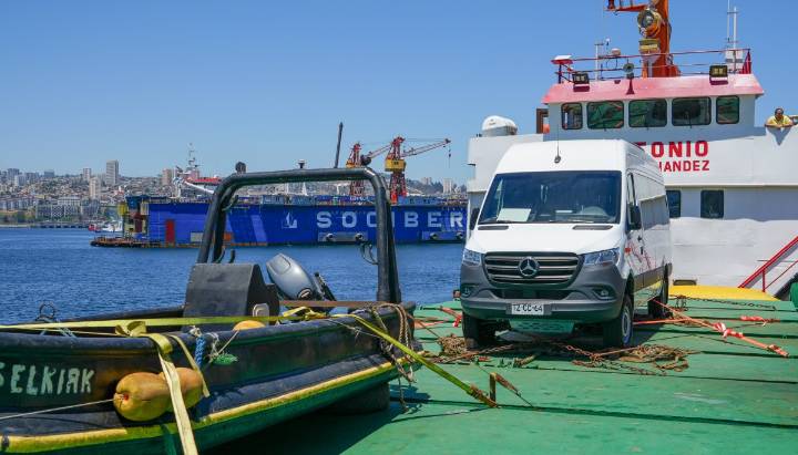 Desde Valparaíso zarpó el primer transporte público terrestre que operará en isla Robinson Crusoe: realizará 14 recorridos diarios