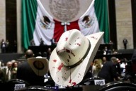 Honra Cámara a Manzo; llevan sombreros 'ens4ngr3ntados'