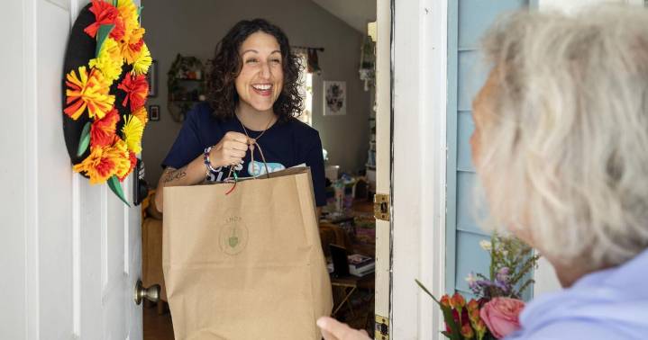 Amor nonprofit delivers its 100,000th meal in Charleston