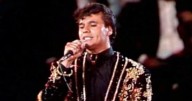 ¿Cuánto costó el traje negro y dorado que usó Juan Gabriel en Bellas Artes?
