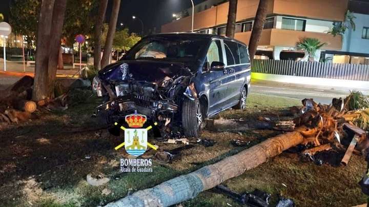 Cayetano Rivera sale ileso de un accidente tras chocar su vehículo contra una palmera