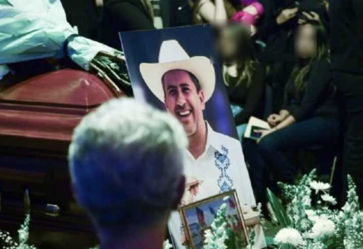 Un exescolta de Carlos Manzo está prófugo: Ramírez Bedolla