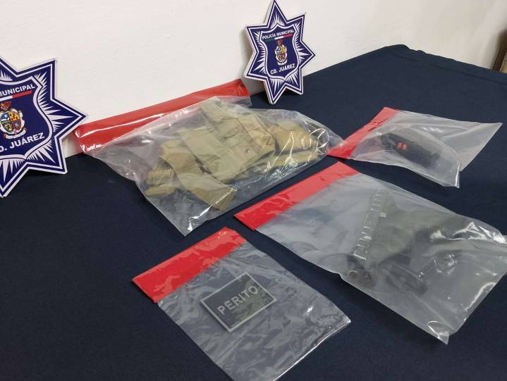 Detienen a menor que se hacía pasar por perito y portaba réplica de arma en escuela