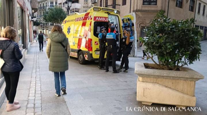 Una mujer sufre una aparatosa caída en la calle Toro