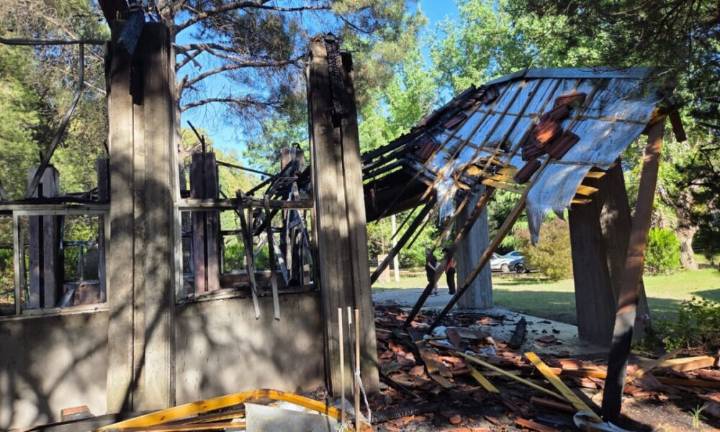 Pehuen Co: allanan una casa por el incendio de la iglesia y las pintadas satánicas