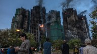250 desaparecidos y 65 muertos: nuevo balance sobre el incendio en complejo de apartamentos en Hong Kong