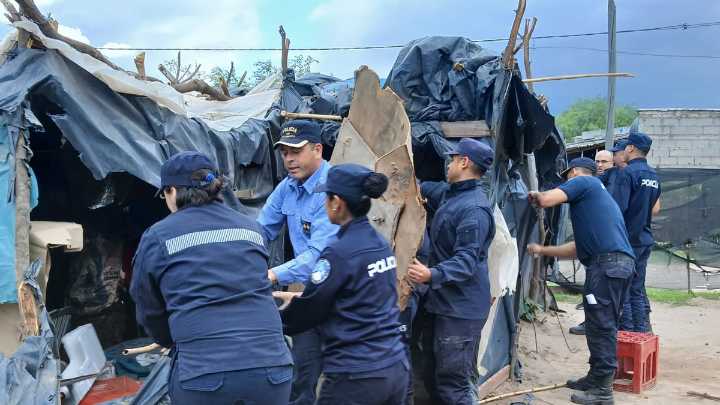 Amplio operativo de desalojo en Valle Viejo
