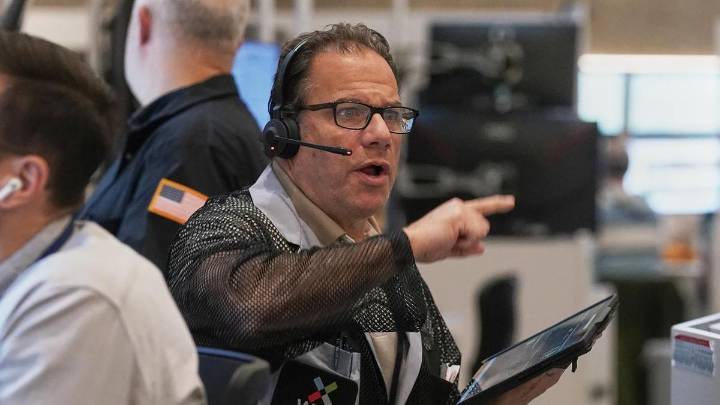 Wall Street ends lower amid economic jitters