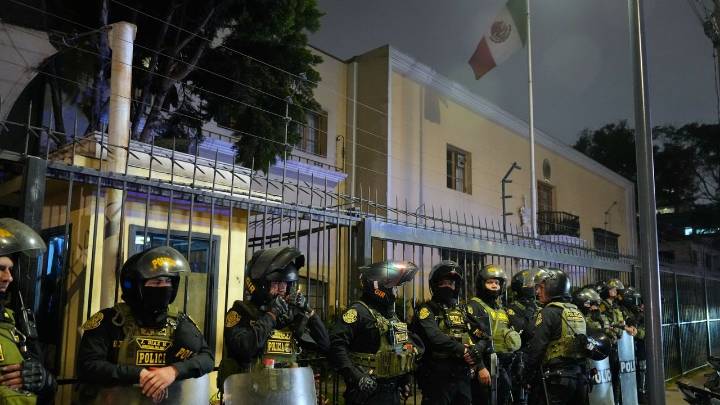 Peruvian Congress votes to declare Mexico's president persona non grata after asylum offer