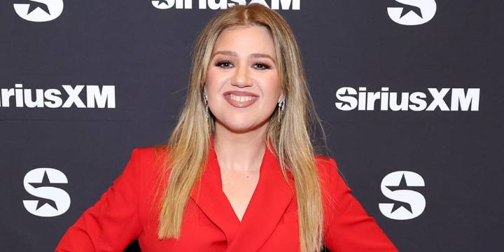 Kelly Clarkson Had the Perfect Clapback to an Ex-Manager Who Wanted Her to Get Plastic Surgery | Kelly Clarkson 
