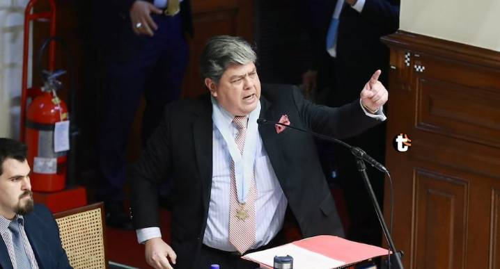 ¡Expulsado por faltoso! Abogado de Pedro Castillo compara a congresistas con Jorge Luna y Ricardo Mendoza: “Ustedes hablan las mismas h...” Carlos Torres Caro, defensor del expresidente Pedro Castillo