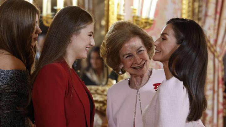 Dos reinas, un mismo tono de rosa: un gesto simbólico