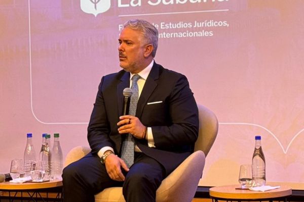 Iván Duque alerta sobre ataques a la democracia en Honduras