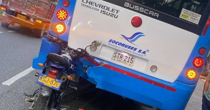 La moto quedó "clavada" detrás de una buseta en avenida de Manizales