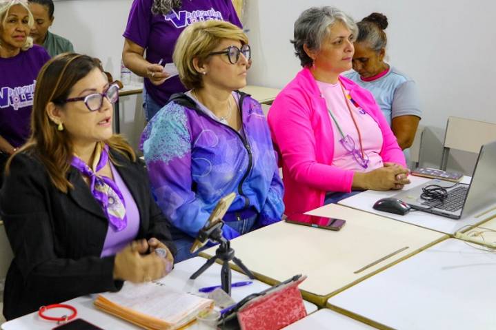 Foro "Mujeres en Revolución" se debate en el Mes Violeta