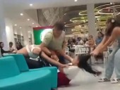 Esposa descubre a su marido con su querida y le arma tremendo show en centro comercial; hasta la hija se metió