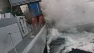 Mira cómo un submarino torpedea un barco fuera de servicio