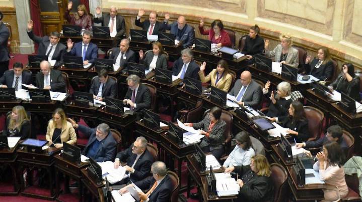 El peronismo presiona para sesionar y aprobar los cambios que limitan los DNU antes del recambio del Senado