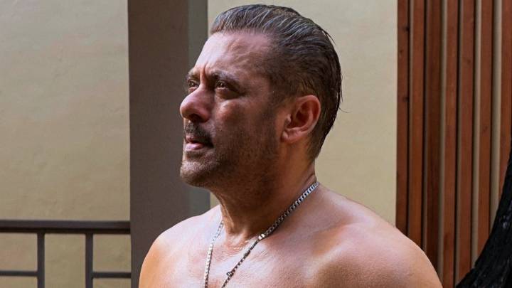 Salman Khan goes shirtless in new pics, fans declare 'Tiger zinda hain'