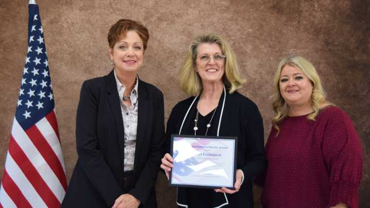 Lori Gummow receives Commitment to Service Award