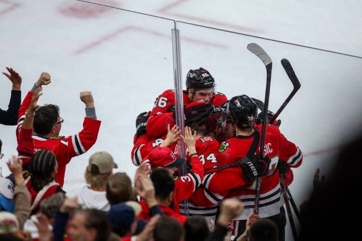 Chicago Blackhawks rally to defeat Toronto Maple Leafs 3