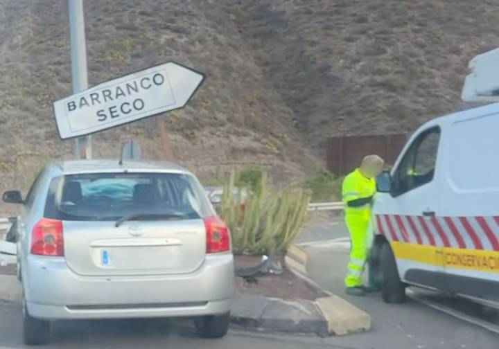 Un coche se empotra contra una señal en la rotonda de Las Brujas, en Las Palmas de Gran Canaria